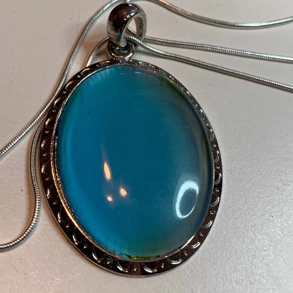 Blue crystal and silver pendant in a silver chain. - Picture 3 of 8